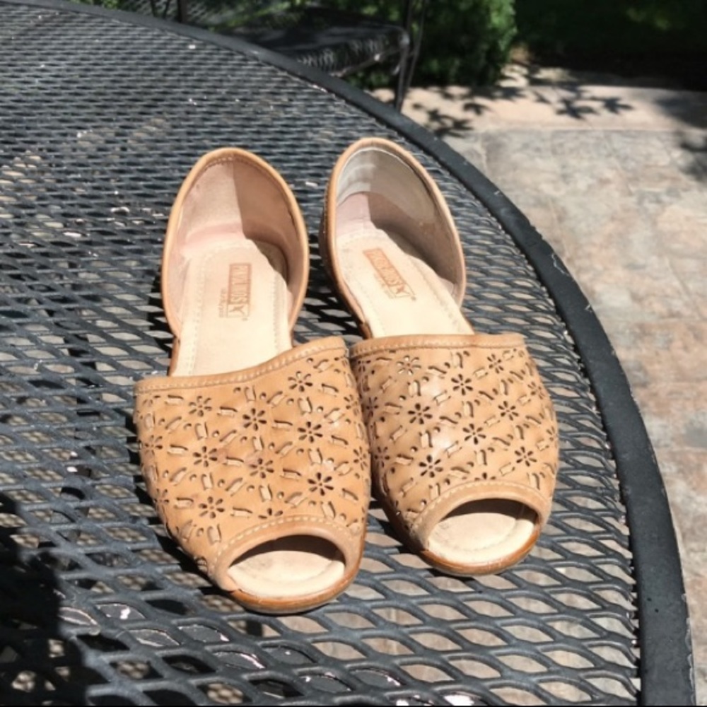 Pikolinos Lazer cut sandal.